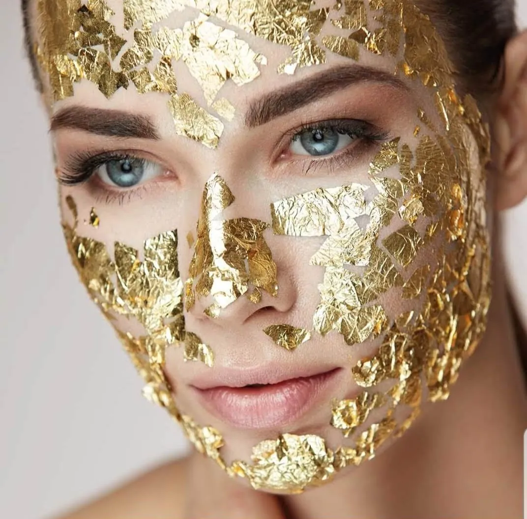 Gesicht mit goldener Pflegemaske